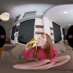 Captura de 'Jia Plays with a Banana' nº 13