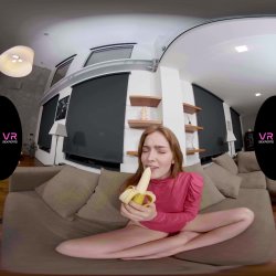 Captura de 'Jia Plays with a Banana' nº 16