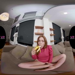Captura de 'Jia Plays with a Banana' nº 17