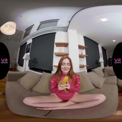 Captura de 'Jia Plays with a Banana' nº 2