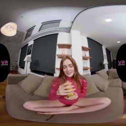 Captura de 'Jia Plays with a Banana' nº 3