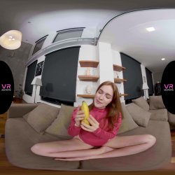 Captura de 'Jia Plays with a Banana' nº 4