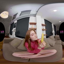 Captura de 'Jia Plays with a Banana' nº 6