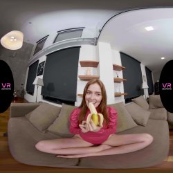 Captura de 'Jia Plays with a Banana' nº 7