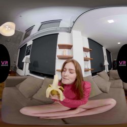 Captura de 'Jia Plays with a Banana' nº 8