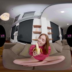 Captura de 'Jia Plays with a Banana' nº 9