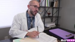 Captura de 'OBGYN Fucks Patient To Get Her Pregnant' nº 11