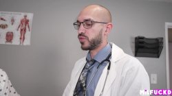 Captura de 'OBGYN Fucks Patient To Get Her Pregnant' nº 14