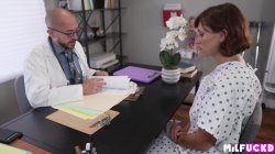 Captura de 'OBGYN Fucks Patient To Get Her Pregnant' nº 6