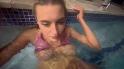 Captura de 'Sexy Blonde Fucks in Pool' nº 27