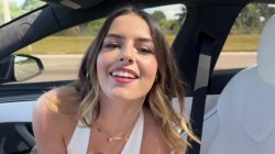 'Petite Girl Fucks Crazy in Self Driving Car' screenshot nº 7