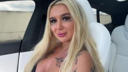 'Amateur Slut Fucks in Self Driving Car' screenshot nº 5