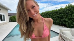 Captura de 'Hot Blonde Neighbor Gets Caught About to Go Skinny Dipping' nº 29