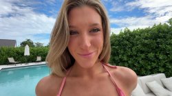 Captura de 'Hot Blonde Neighbor Gets Caught About to Go Skinny Dipping' nº 32