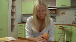 Captura de 'Hot Anal Kitchen Sex with Blonde Teen Hailey' nº 6