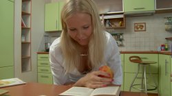 Captura de 'Hot Anal Kitchen Sex with Blonde Teen Hailey' nº 8