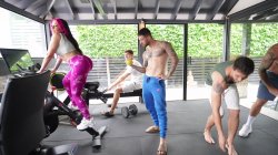 'Haley Quinn Gets Wildly Double Penetrated by 4 Huge Cocks' screenshot nº 5
