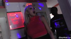 Captura de 'Two White Girls At The Glory-Hole!' nº 30
