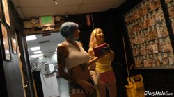 Captura de 'Two White Girls At The Glory-Hole!' nº 3