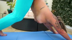 Captura de 'PAWG Misty Meaner Shows Her Yoga Skills And Plays With Herself' nº 39