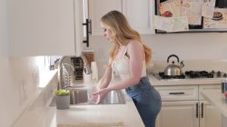 Captura de 'Lesbian Sister In-Law 2' nº 3