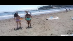 Captura de 'I'm Popular With Swimsuit Wearing Babes!' nº 3