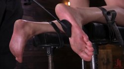 Captura de 'Lily LaBeau is Tormented in Grueling Bondage' nº 115