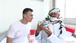 Captura de 'Exotic Genie Lady Dee Demands Big Cock Creampie Threesome' nº 4