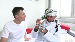 Captura de 'Exotic Genie Lady Dee Demands Big Cock Creampie Threesome' nº 6