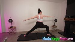 Captura de 'Curvy Beauty Em Indica Nude Yoga And Vibrator' nº 21