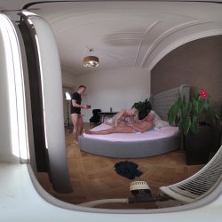 Captura de 'Vera Jarw VR Behind The Scenes Porno Dan - Rough Sex Makes Thick and Curvy Blonde's Cunt Squirt' nº 10