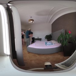 Captura de 'Vera Jarw VR Behind The Scenes Porno Dan - Rough Sex Makes Thick and Curvy Blonde's Cunt Squirt' nº 1