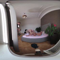 Captura de 'Vera Jarw VR Behind The Scenes Porno Dan - Rough Sex Makes Thick and Curvy Blonde's Cunt Squirt' nº 13