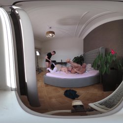 Captura de 'Vera Jarw VR Behind The Scenes Porno Dan - Rough Sex Makes Thick and Curvy Blonde's Cunt Squirt' nº 18