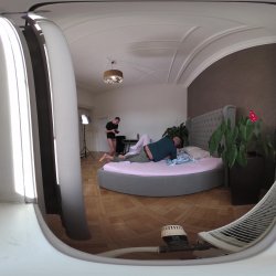 Captura de 'Vera Jarw VR Behind The Scenes Porno Dan - Rough Sex Makes Thick and Curvy Blonde's Cunt Squirt' nº 2