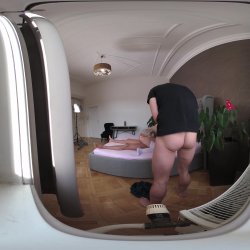 Captura de 'Vera Jarw VR Behind The Scenes Porno Dan - Rough Sex Makes Thick and Curvy Blonde's Cunt Squirt' nº 26