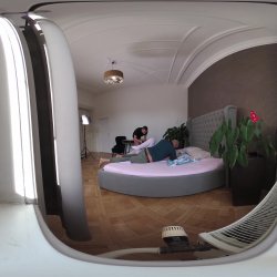 Captura de 'Vera Jarw VR Behind The Scenes Porno Dan - Rough Sex Makes Thick and Curvy Blonde's Cunt Squirt' nº 3