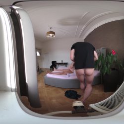 Captura de 'Vera Jarw VR Behind The Scenes Porno Dan - Rough Sex Makes Thick and Curvy Blonde's Cunt Squirt' nº 32