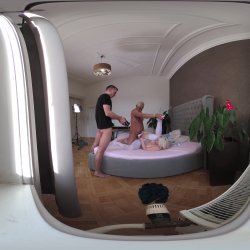 Captura de 'Vera Jarw VR Behind The Scenes Porno Dan - Rough Sex Makes Thick and Curvy Blonde's Cunt Squirt' nº 52