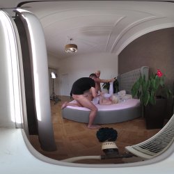 Captura de 'Vera Jarw VR Behind The Scenes Porno Dan - Rough Sex Makes Thick and Curvy Blonde's Cunt Squirt' nº 57