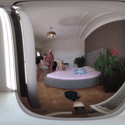Captura de 'Vera Jarw VR Behind The Scenes Porno Dan - Rough Sex Makes Thick and Curvy Blonde's Cunt Squirt' nº 6