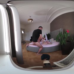 Captura de 'Vera Jarw VR Behind The Scenes Porno Dan - Rough Sex Makes Thick and Curvy Blonde's Cunt Squirt' nº 63