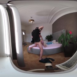 Captura de 'Vera Jarw VR Behind The Scenes Porno Dan - Rough Sex Makes Thick and Curvy Blonde's Cunt Squirt' nº 70