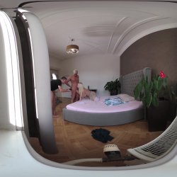 Captura de 'Vera Jarw VR Behind The Scenes Porno Dan - Rough Sex Makes Thick and Curvy Blonde's Cunt Squirt' nº 7