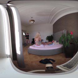Captura de 'Vera Jarw VR Behind The Scenes Porno Dan - Rough Sex Makes Thick and Curvy Blonde's Cunt Squirt' nº 96