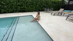 'Hot Neighbor Looking to Use the Pool But Got Rough Sex' screenshot nº 4