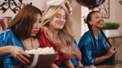 Captura de 'More Lesbians' nº 2