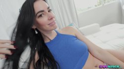 Captura de 'Two Dicks One Venus - Amazing All Natural Brunette MILF Venus Valencia Bubble Butt Bootylicious Huge Double Facial Frosty Finish' nº 1