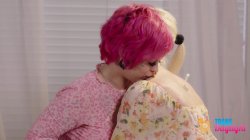 Captura de 'Sarina's Romantic Rendezvous: Trans Blonde Teases Redhead Girlfriend' nº 2