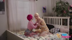 Captura de 'Sarina's Romantic Rendezvous: Trans Blonde Teases Redhead Girlfriend' nº 3